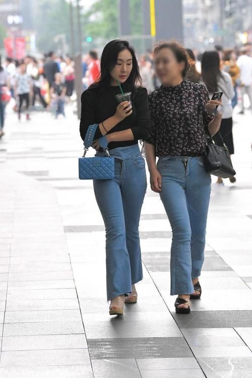 上衣|一字领黑色上衣搭配蓝色微喇叭裤,再配上坡跟凉鞋,大气又温柔