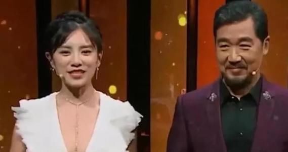 浙江卫视 张国立硬是60分钟没转头!只因女主持现场失误,少穿了一件衣服