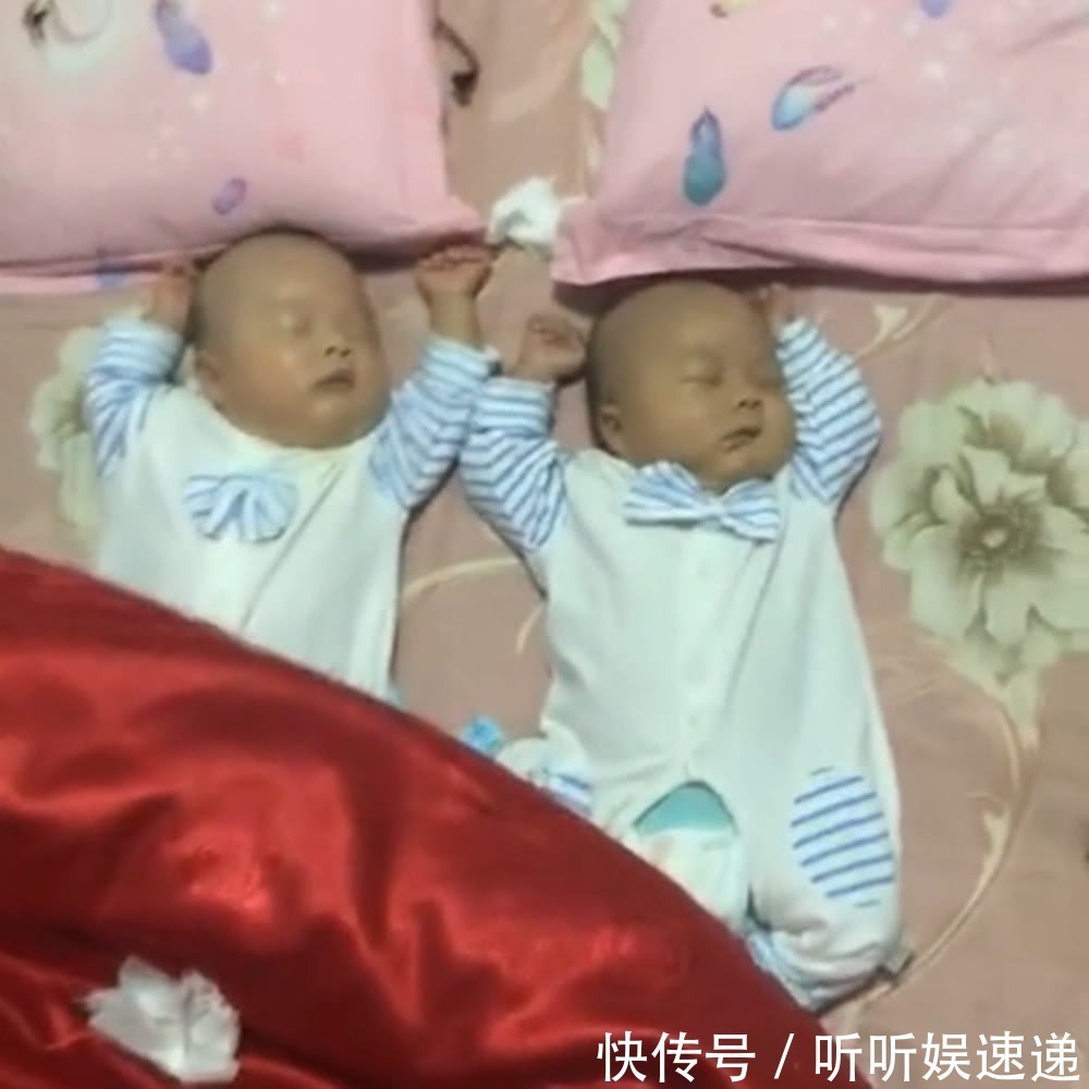迫切希望|爸爸陪双胞胎睡觉,看到这三人的睡姿,网友直呼:亲生的错不了