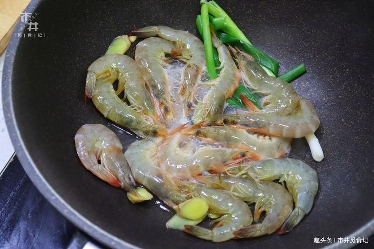 白灼大虾|鲜虾,用水煮鲜味就跑了,海边渔民教你一招,虾肉不柴,鲜香软滑