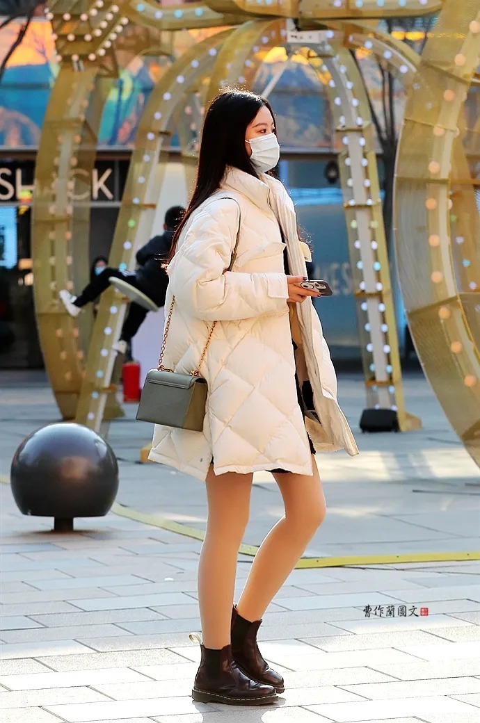 街拍:冬天大街上不怕冷的肉丝美女