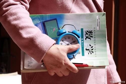 大学毕业想当老师，到底应该怎么选择学校选择专业呢？