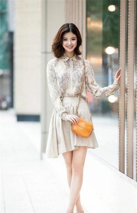 街拍:风吹裙摆美发飘,时髦佳人,你的美丽像丁香