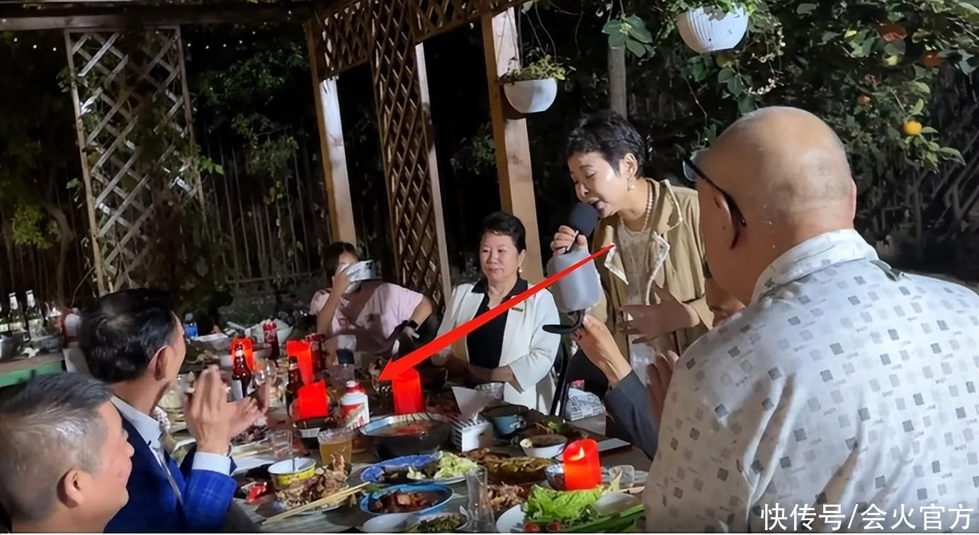 江城子·董文华集友聚餐饮酒高歌