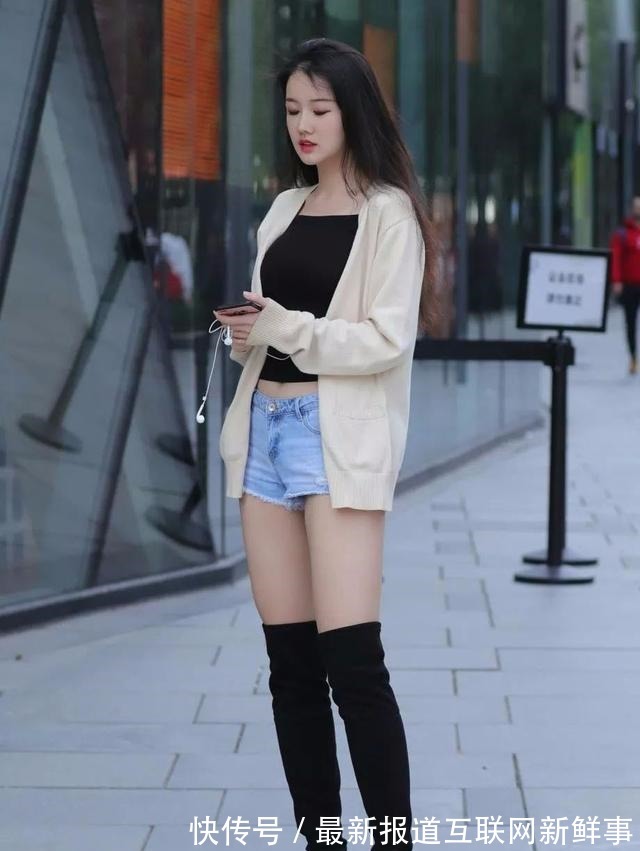 小姐姐 宽松的针织开衫+牛仔短裤搭配,大方随性的穿搭,更显知性魅力!