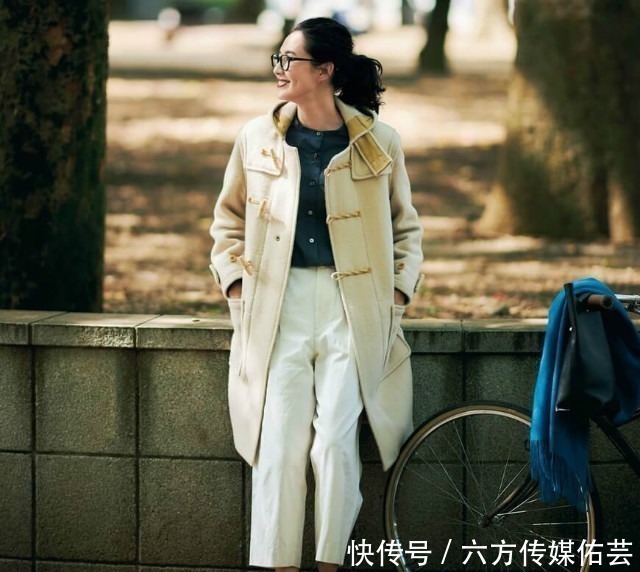 减龄 女人到了中年,这才是你该有的穿搭:大衣+烟管裤,时髦又减龄!