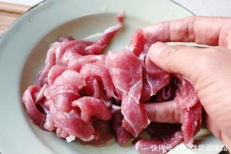 炸酥肉时,有人用淀粉有人用面粉,大厨教我正确做法,香酥不回软!
