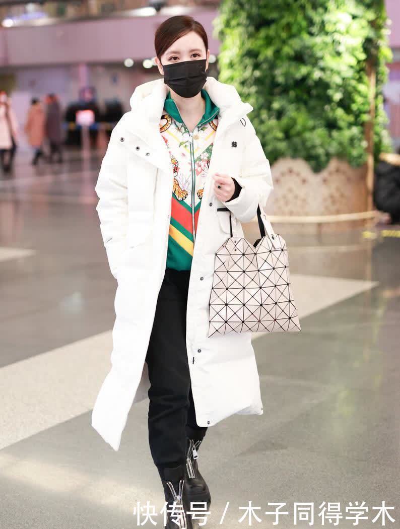 白色羽绒服怎么搭配才美呢?配运动裤舒适有型,配直筒裤很优雅
