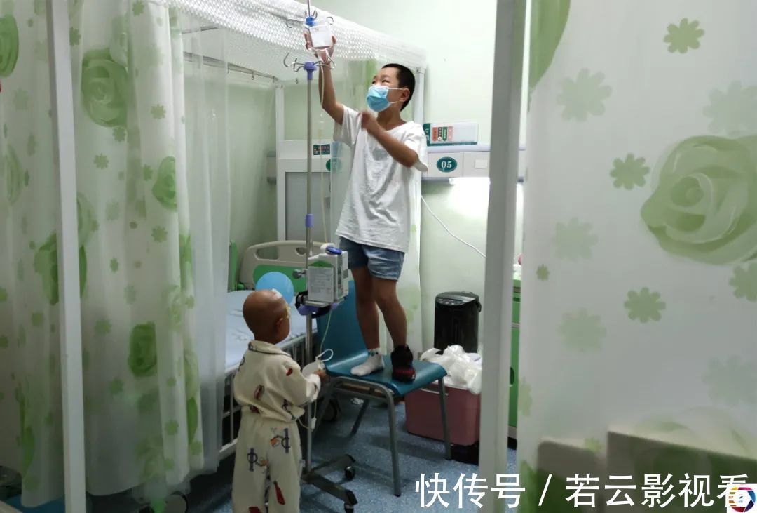 毛永琪|病房里,10岁哥哥暑假帮妈妈照顾患病的妹妹,看了让人心疼