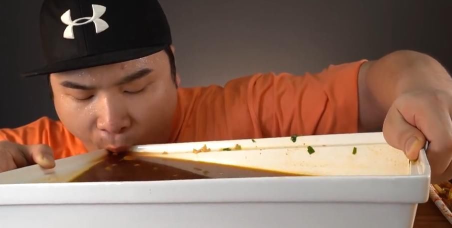  单纯|大胃王直播吃30斤泡面，刚喝一口汤就露馅了，网友怪我太单纯