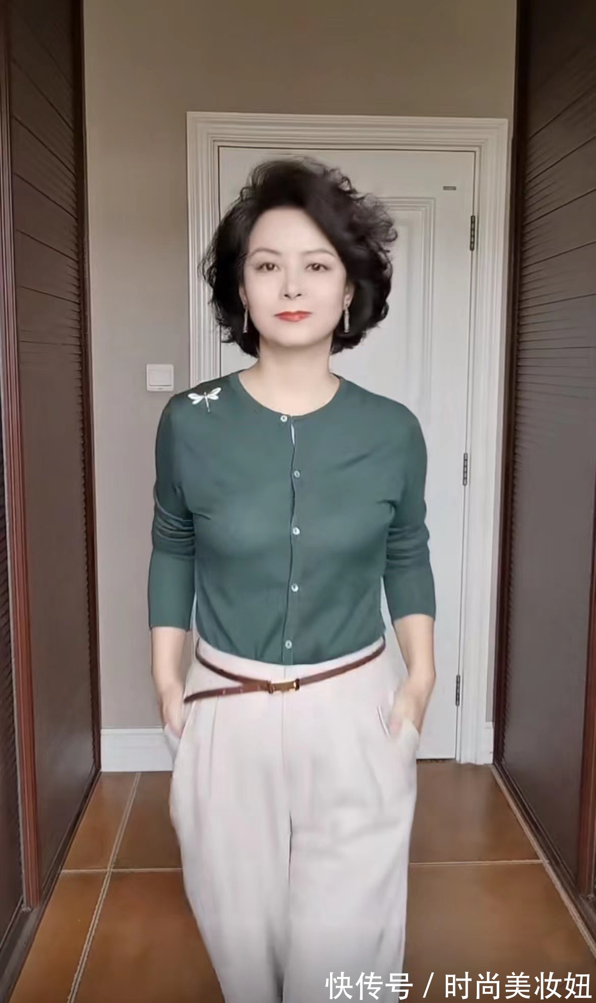 色彩 50岁女人要打扮得高级,分享超实用的3种配色秘诀,每一套都超美