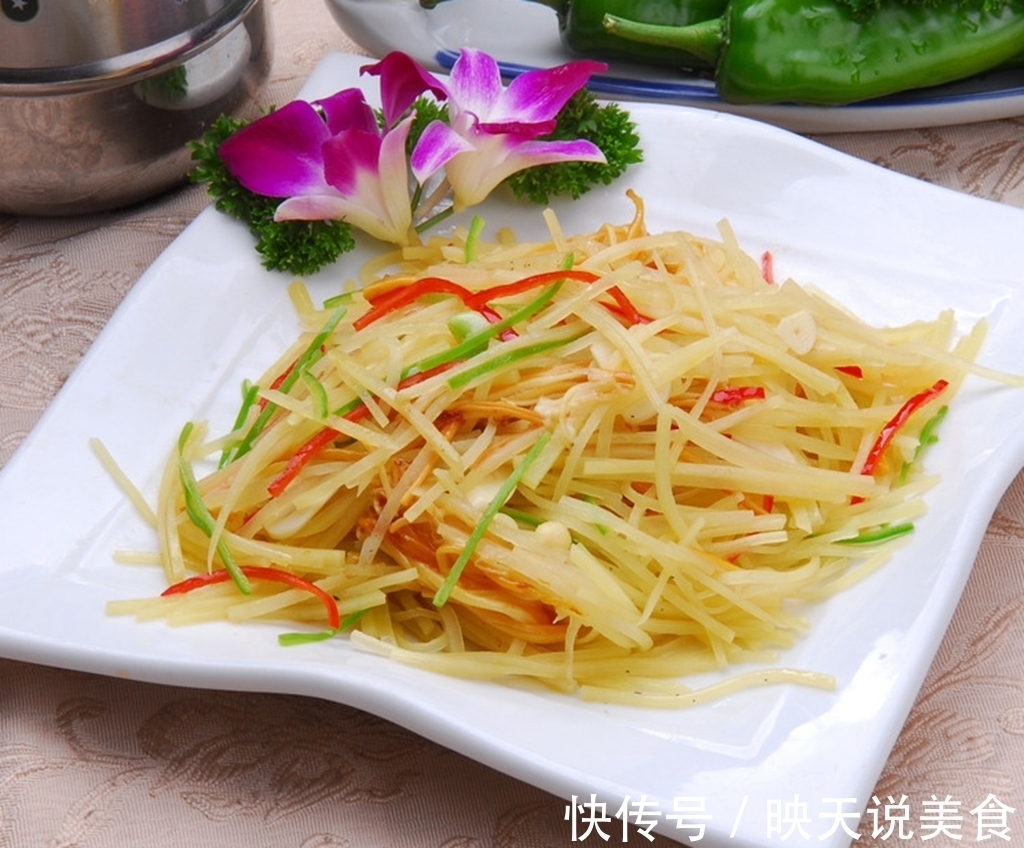 炒土豆丝时，万万不可直接下油锅，多加“1步”，吃起来又脆又香