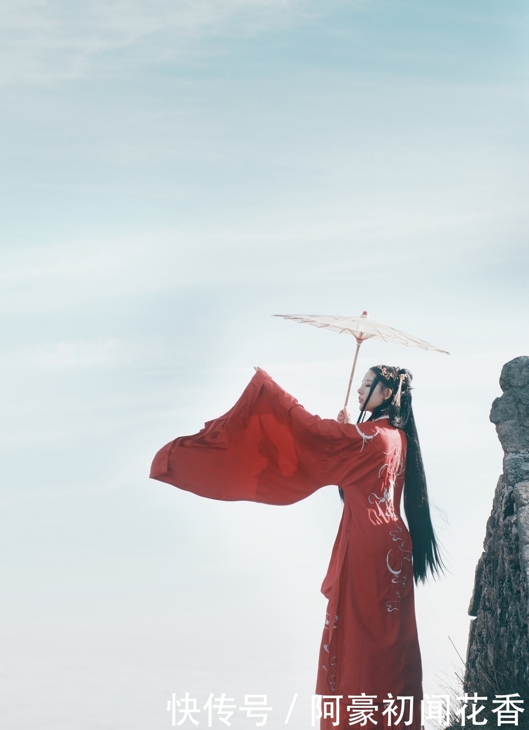 滚滚红尘|诗词丨销魂总在黄昏后,风绕青藤月满庭