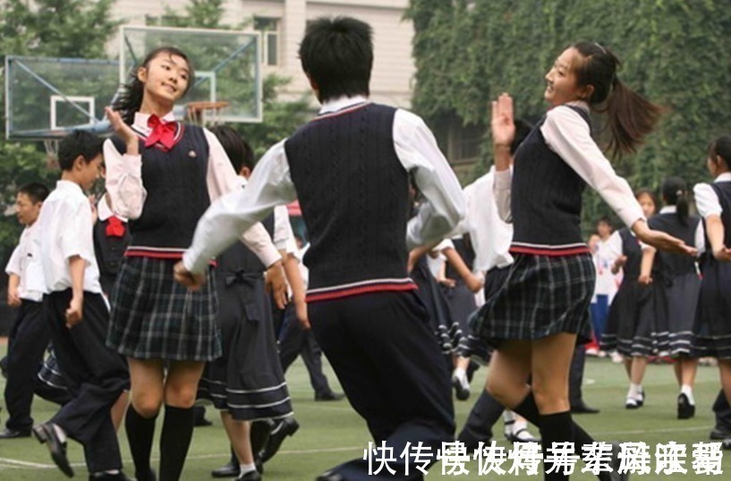 受伤|儿子受伤住院,6名女同学主动来探望,妈妈在一旁捂嘴偷笑