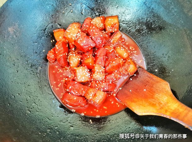 做红烧肉，不炒糖色，做好关键2步，颜色红酱味浓，肥而不腻，香