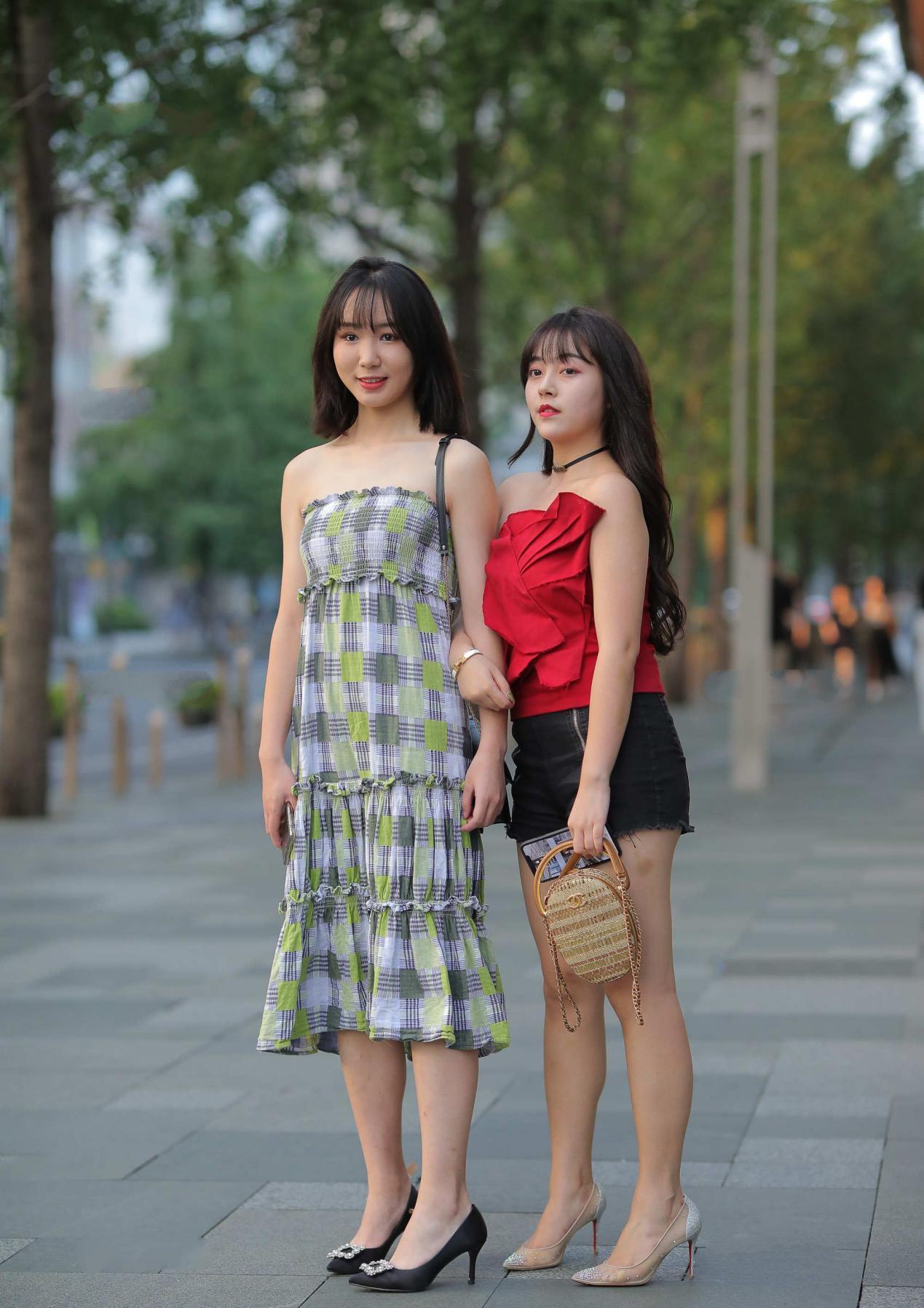 穿搭|红黑搭配很高级,平肩上衣的加入,又添温雅气质