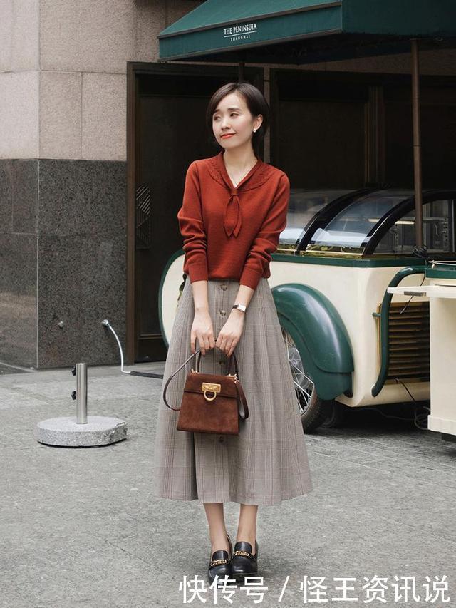 秋季穿搭，羊毛衫配百褶裙，气质减龄又优雅