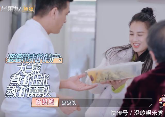 儿媳妇|黄圣依给婆婆洗澡,陈松伶跪地为婆婆穿鞋,孝顺背后是老公的差距