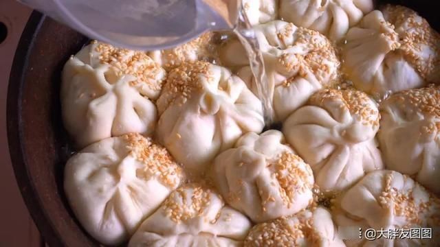 水煎包怎么做才好吃？教你煎出薄薄的脆底，皮薄馅大，肉嫩多汁