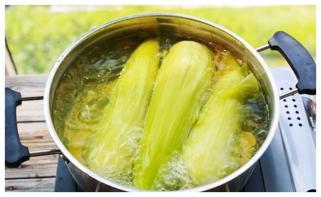 煮玉米时,最忌讳直接下锅煮,多加1步,玉米鲜嫩香甜,还更营养
