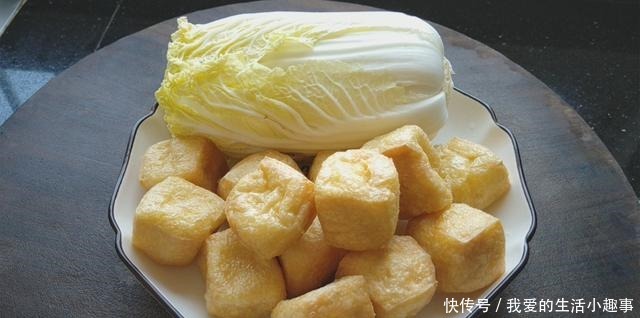 白菜加油豆腐,盖子一盖,既可当菜又可当饭,味美解馋,越吃越香