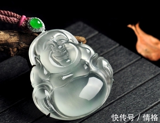 项链|大妈胡乱戴翡翠戒指差点废掉双手!翡翠戒指不注意佩戴怎么行?