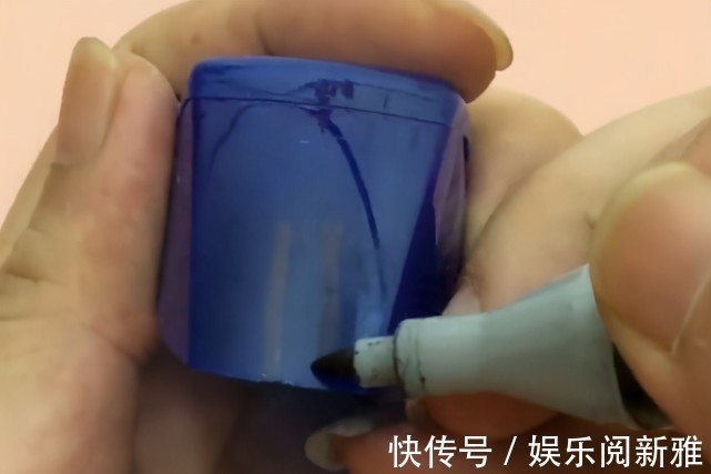 洗发水瓶的盖子不要扔,剪几刀放到卫生间,全家人都要抢着用!