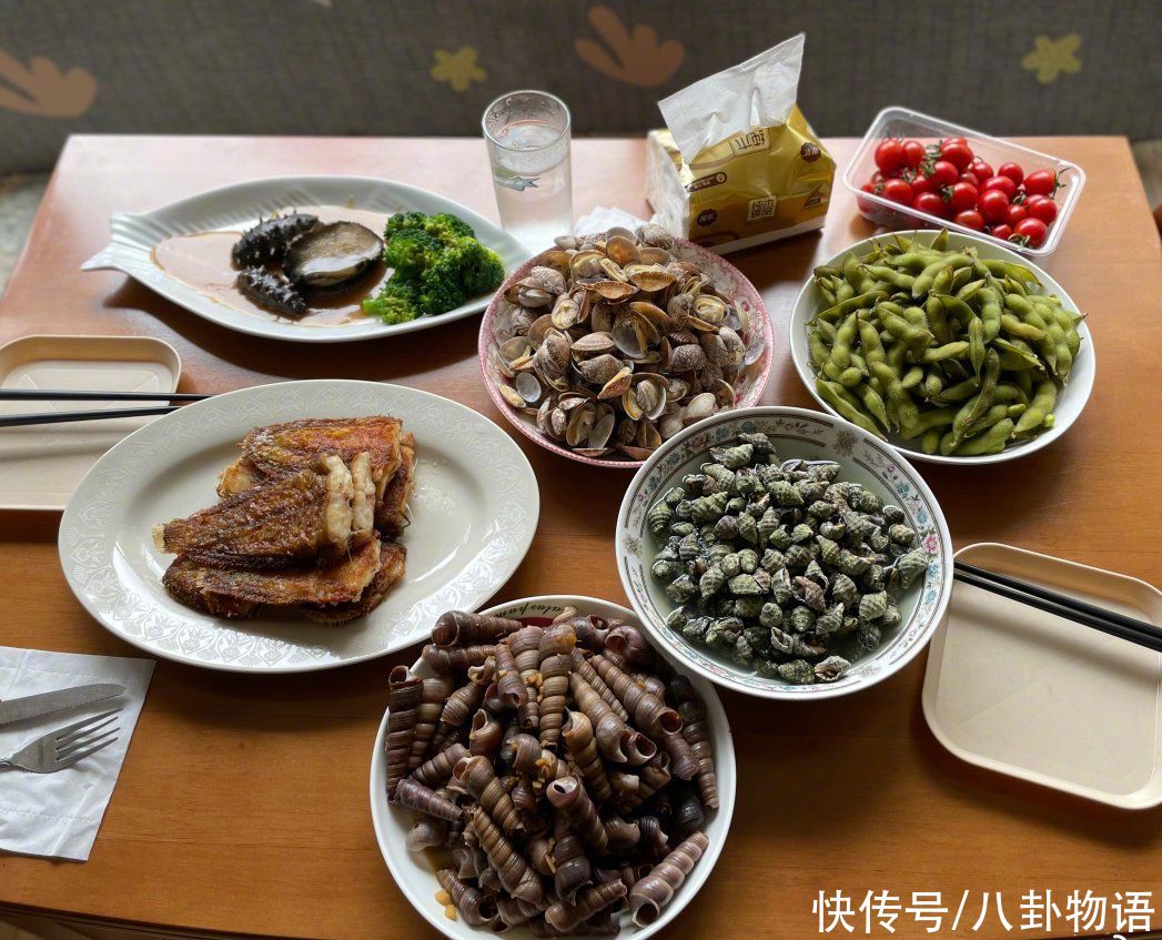 夫妻俩|黄晓明晒与家人合照，现场未见baby和小海绵，身后婚纱照成功抢镜