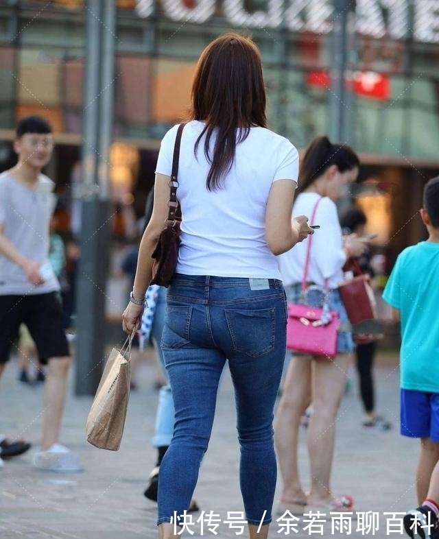 小姐姐|不知道怎么搭配牛仔裤，其实越简单越能彰显气质