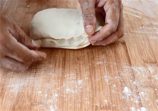 教你在家做千层葱花饼,做出来葱香味十足,层层酥脆,太香了