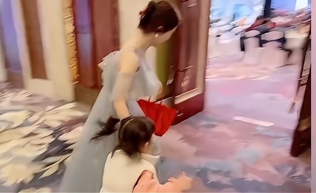 女儿 妈妈去当伴娘,让女儿叫自己“姐姐”,老公:你想给她换个爸?