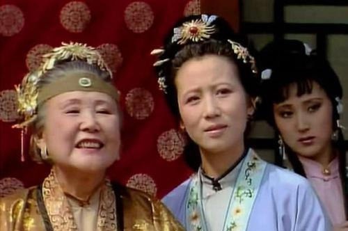 荣国府&同是贾家孙媳妇,为啥李纨月钱是凤姐的4倍寡妇身份只是伪装