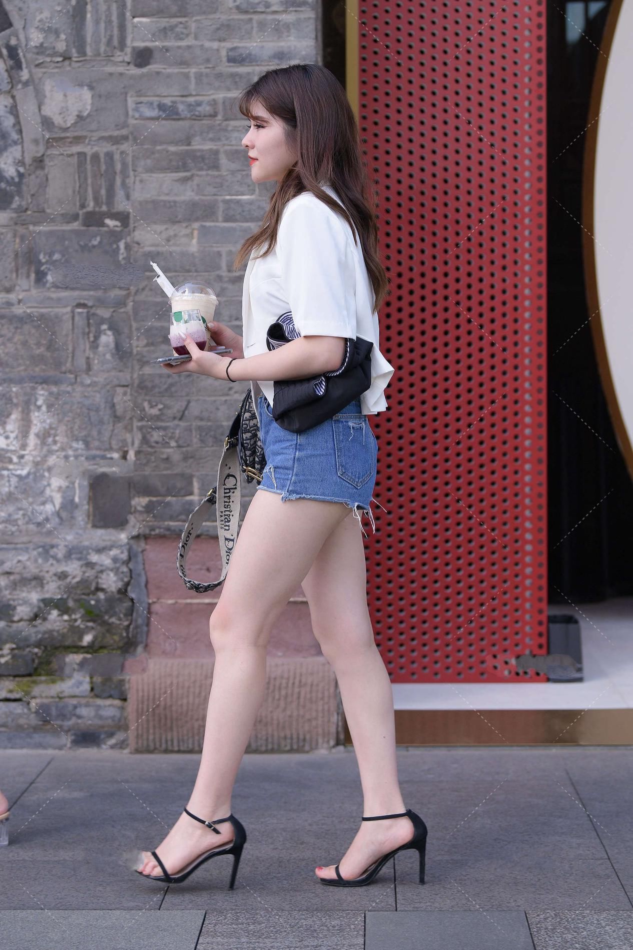 短款西装外套，这样搭又美又飒，展现清新一面