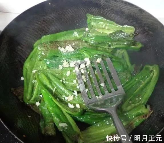 做虎皮青椒,最忌直接用油炸多做1步,个个起虎皮,焦香又入味