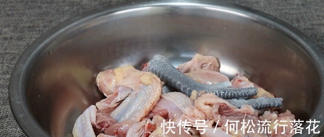 以后鸡肉就这样吃,不炒不炖,往锅里一倒,出锅瞬间流口水!