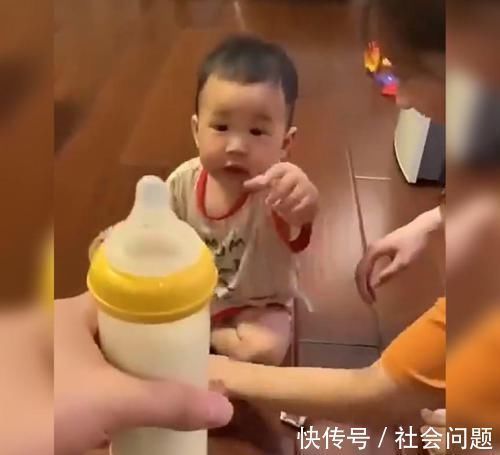 母乳喂养|萌娃因“奶瘾”超大走红,网友:建议直接把娃送到戒奶所比较好!
