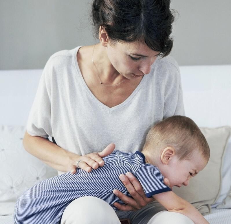 宝宝|满月宝宝戴五只金戒指,玩着玩着误吞一只,家长这么不走心?