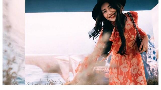 明艳动人|刘雯身穿红色印花裙明艳动人 戴宽檐帽复古迷人