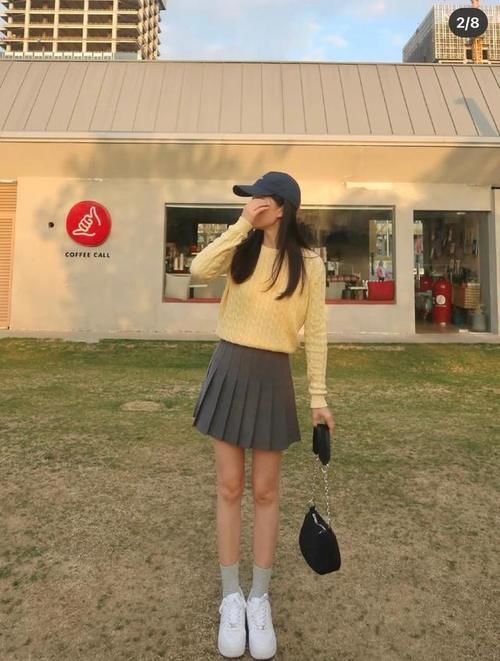 女人|女人穿衣要有品味,条纹衫、复古衬衫、针织衫,怎么搭配都好看