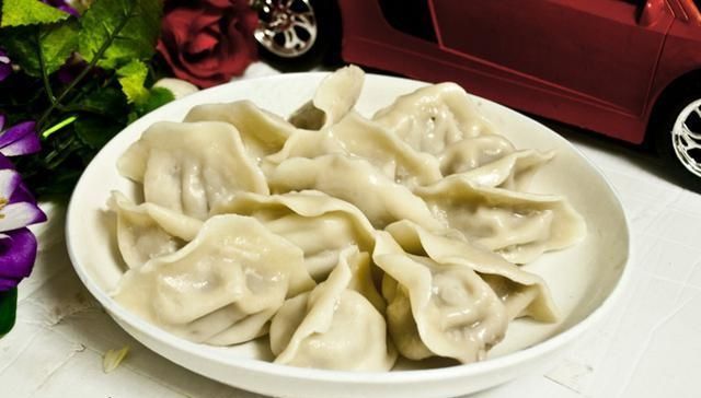 油搅拌均匀|做韭菜饺子时,调馅料不要只加鸡蛋,多加点它,饺子鲜美又好吃