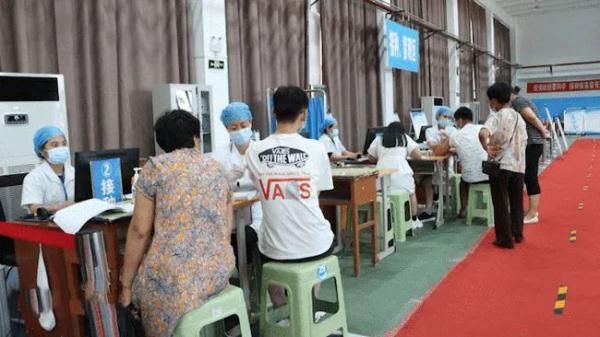 接种|河北12地开始青少年新冠疫苗接种，疾控专家提醒→