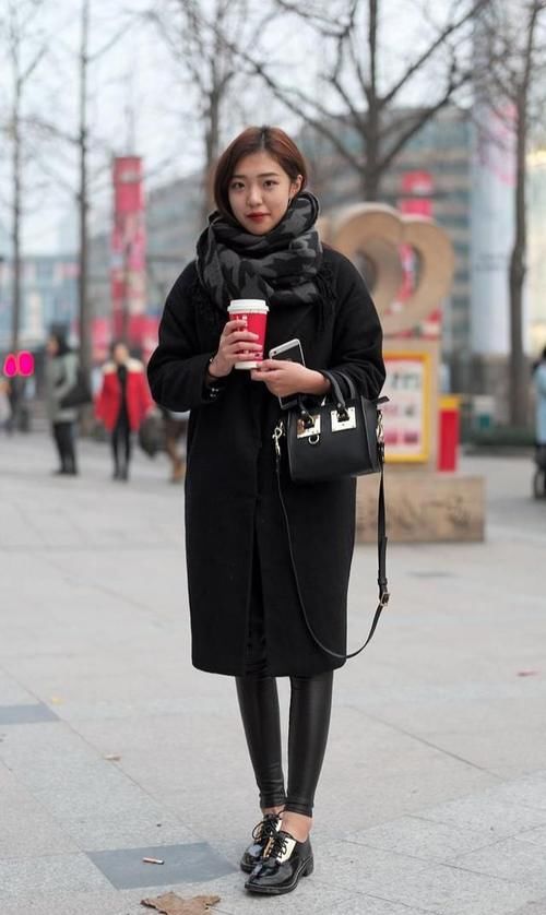 大衣显沉闷？那是你不会穿！内搭配这几个“颜色”，吸晴好看