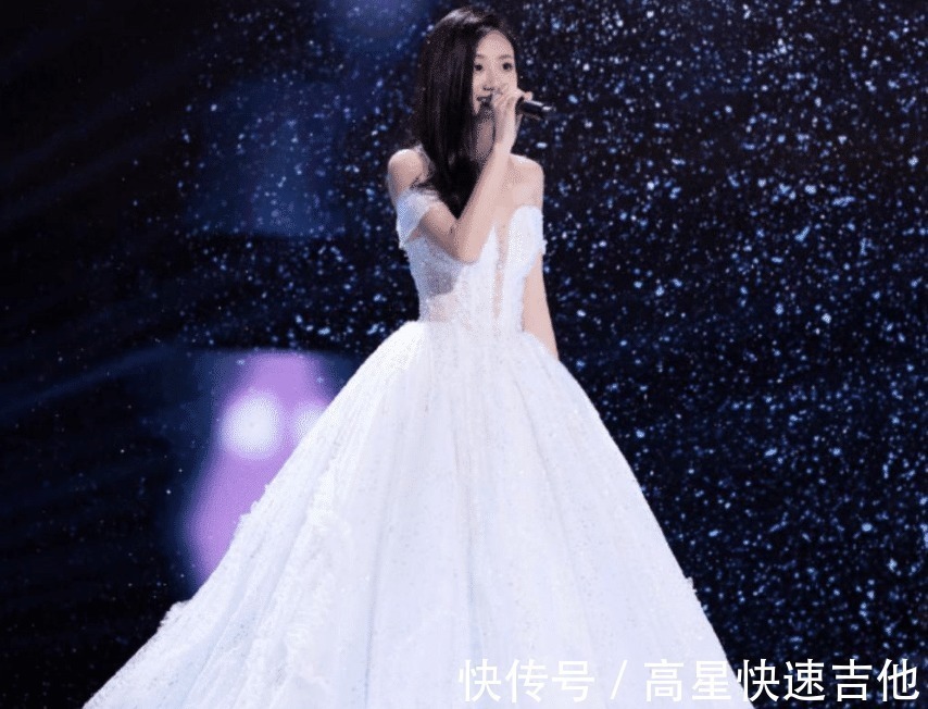 “好声音”总决赛舞台上事故频发,幸运的是,伍珂玥最终拿到冠军