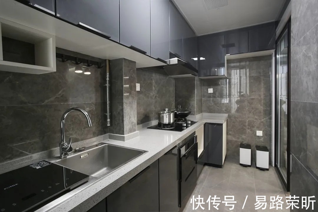 轻奢风|以高级灰为主色调,搭配格调满满的木质家具,营造简约有质感的家居氛围