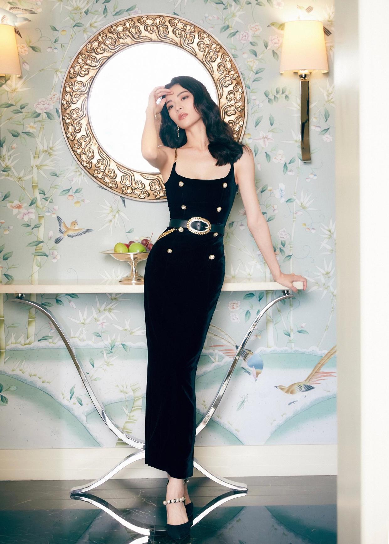 吊带连衣裙|钟楚曦的身材比例太完美,一袭吊带连衣裙性感优雅,美得让人心动