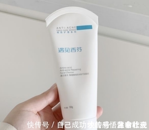 黑头 建议女生护肤远离这四个“坏习惯”,不然皮肤变差,黑头痘痘变多