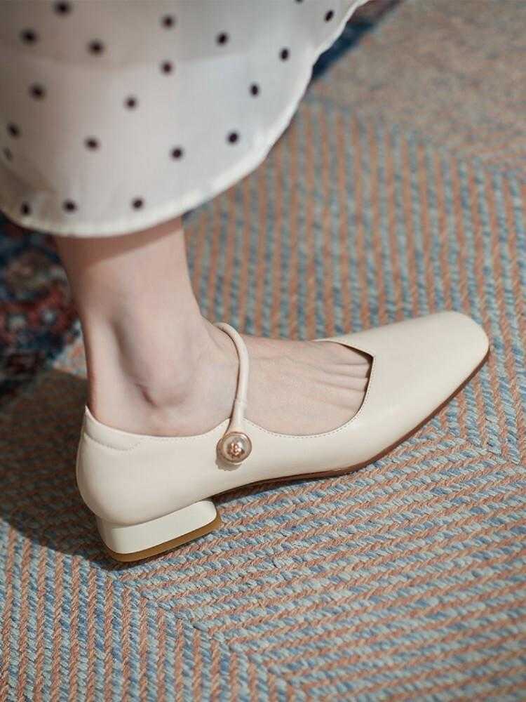 马丁靴 女生秋冬穿风衣时,不管高矮,搭配这些鞋子,照样很高级