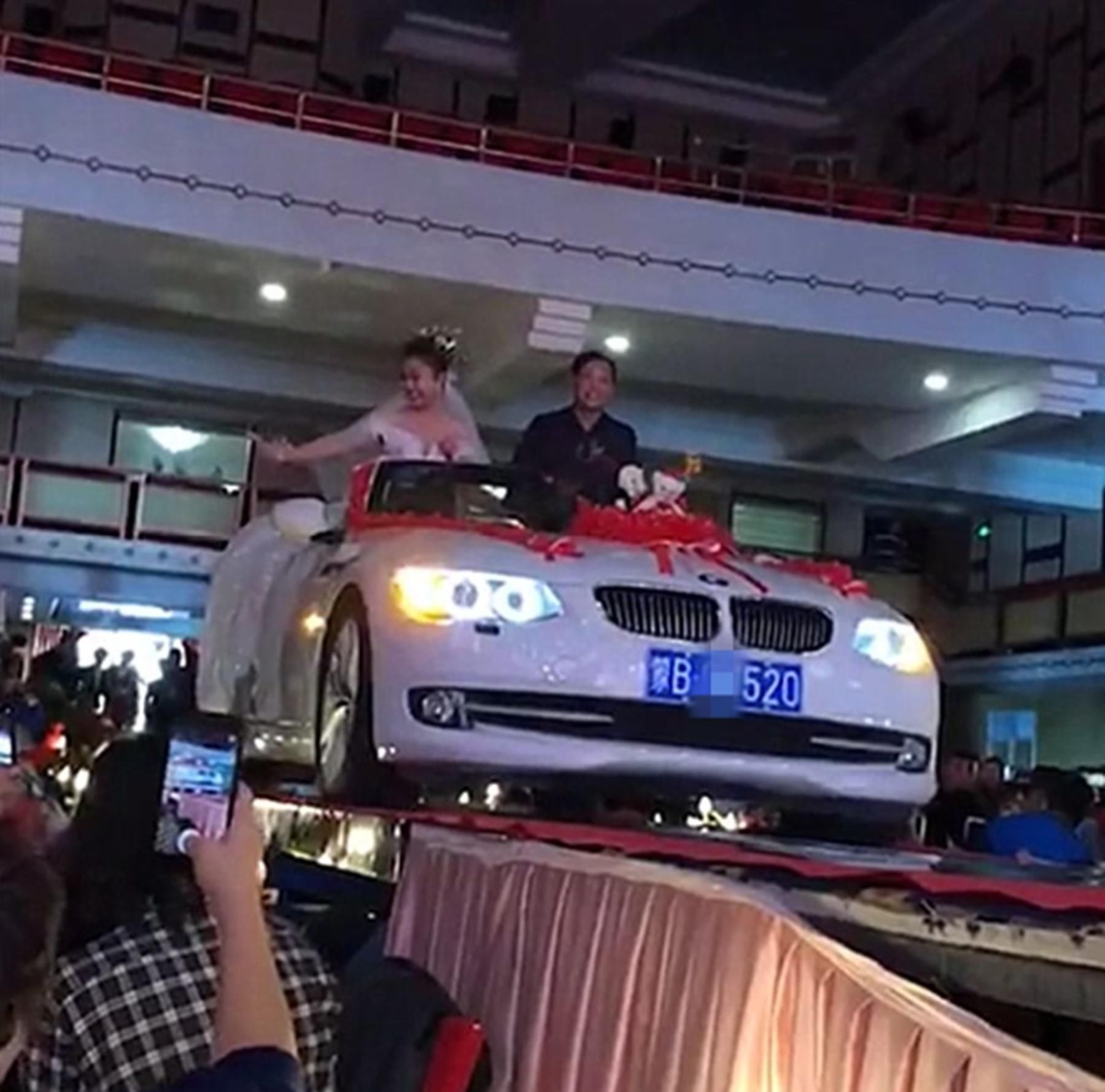 内蒙富婆闺女结婚，开着陪嫁58万宝马入场，车牌低调有内涵！