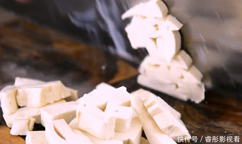 豆腐新吃法，豆腐的鲜嫩搭配着腊肉独有的香味，端上桌就吃完了