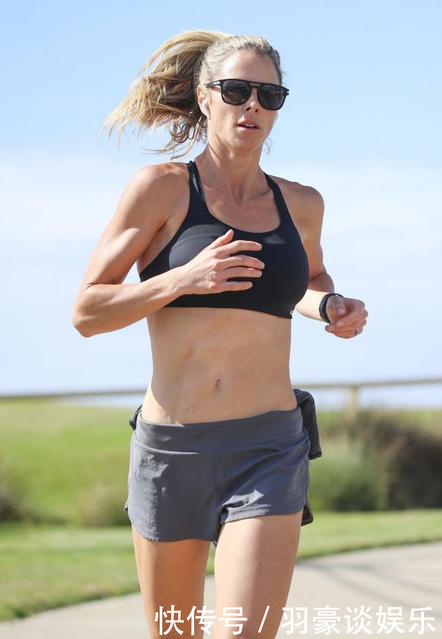 运动套装|坎迪斯·华纳户外跑步,一身运动套装,看起来很健美!